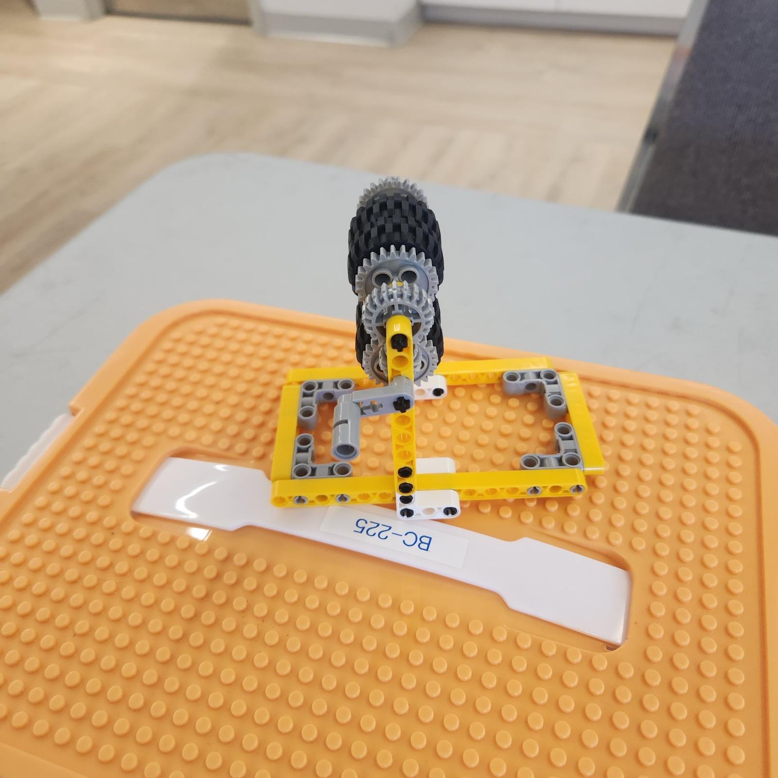 Mécanisme à engrenages construit par un enfant, atelier 6-8 ans