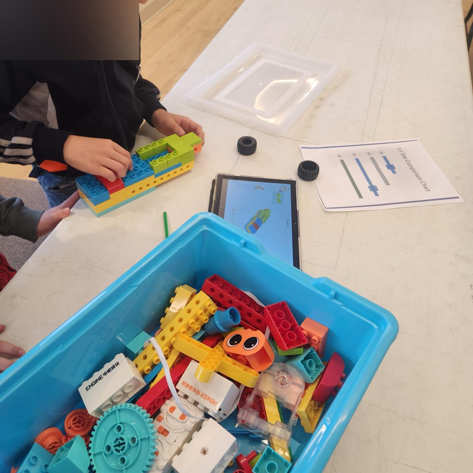 Un enfant assemble des briques pendant l'atelier