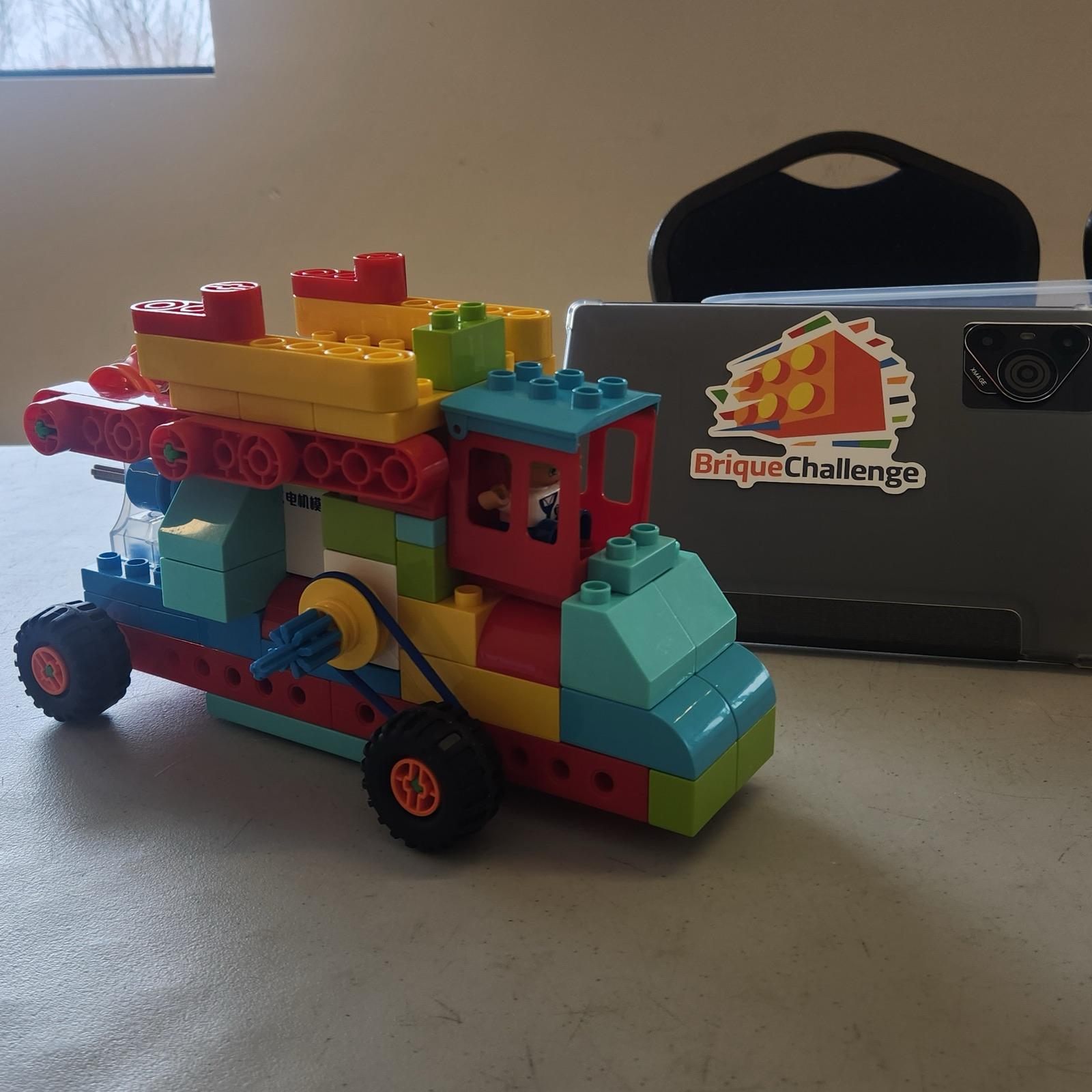Camion coloré construit en briques, atelier Brique Challenge
