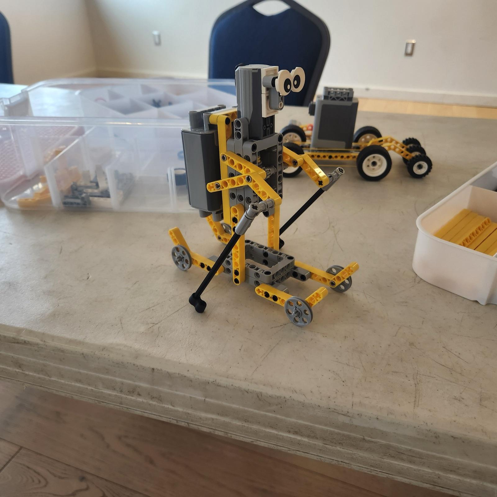 Petit robot humanoïde construit par un enfant, atelier 9-11 ans