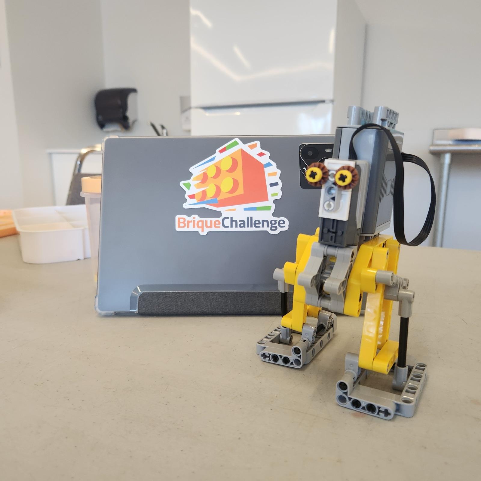 Robot de construction pendant l'atelier de robotique